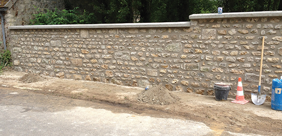 travaux sur mur pierre